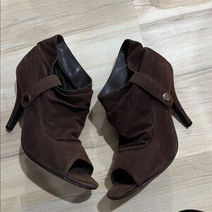 Charles Albert Women’s Heels Brown Peep Toe Button Detail Slouchy Bootie Retro